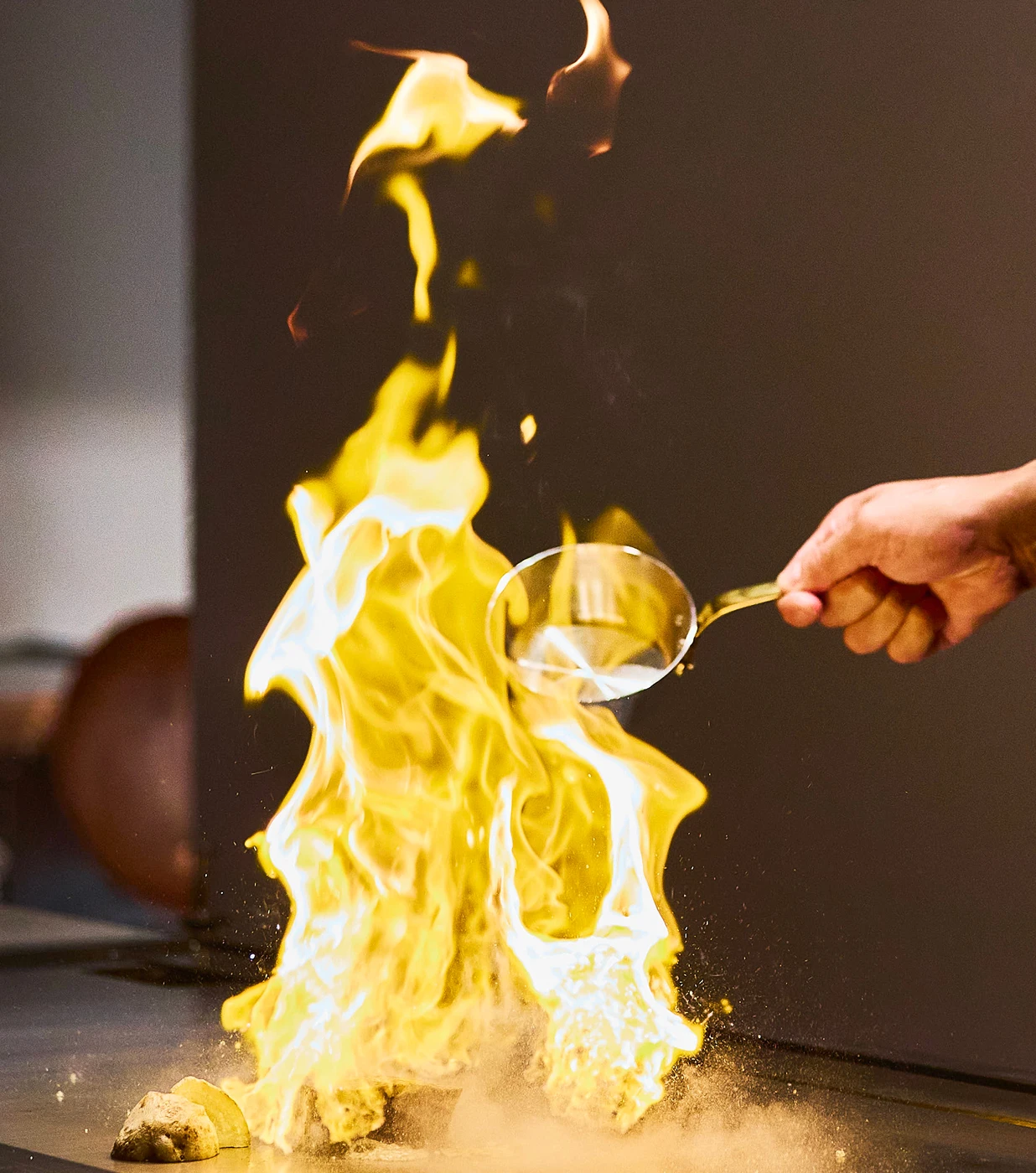 鉄板の上で炎が上がる迫力のフランベ調理