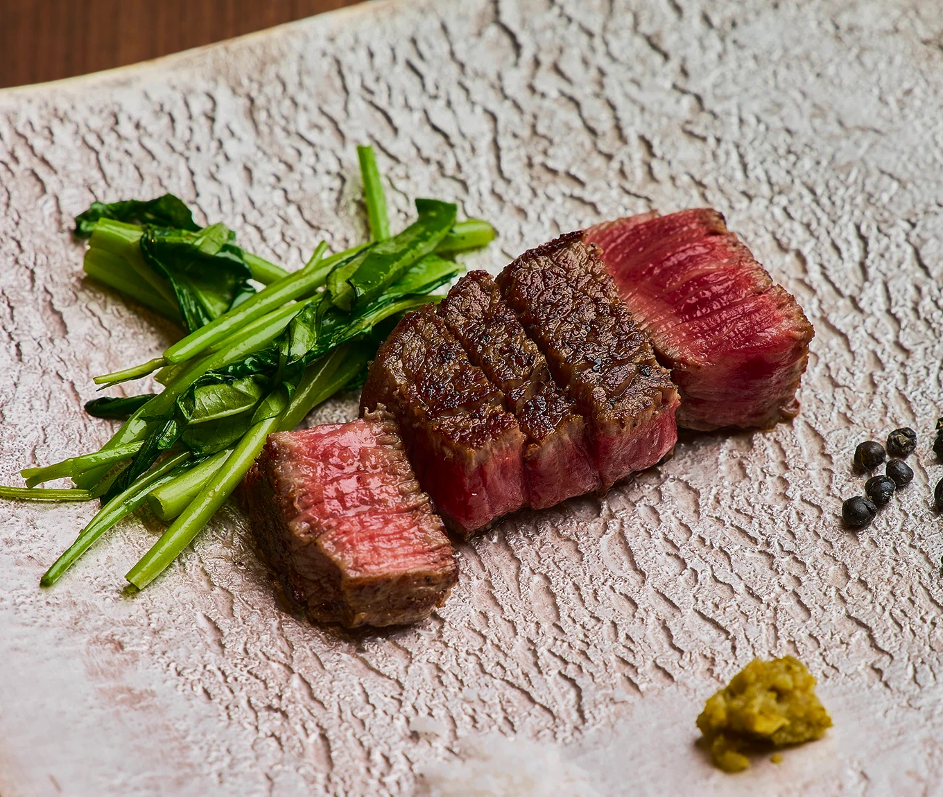 鉄板で焼き上げた和牛ステーキと季節の野菜