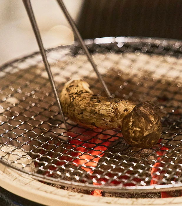 七輪の炭火で香ばしく焼かれる松茸